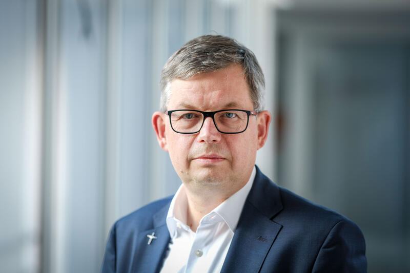 s:35:"Humorvoll, nüchtern, bodenständig";