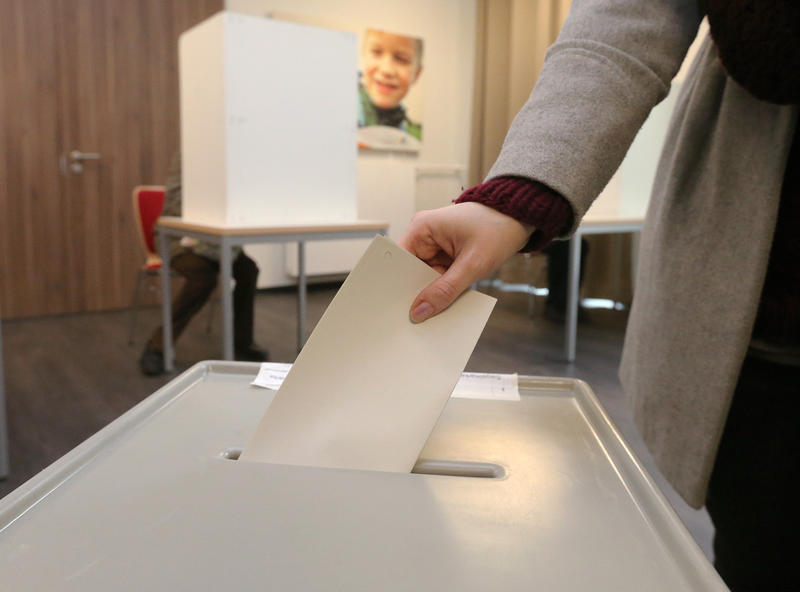 s:30:"Stimmabgabe in einem Wahllokal";
