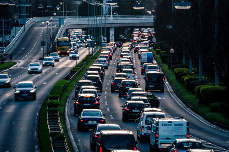 s:100:"Beim Weg zur Arbeit bleibt das Auto für die Menschen in NRW das am meisten genutzte Verkehrsmittel.";