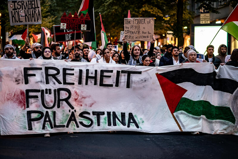 s:138:"Pro-Palästina-Demonstration im Oktober 2024 in Frankfurt am Main: Vor allem am Rande von Demonstrationen sind Medienschaffende in Gefahr.";