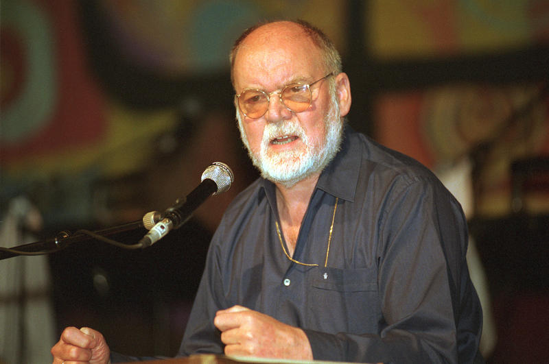 s:52:"Hanns Dieter Hüsch 1997 beim Kirchentag in Leipzig.";