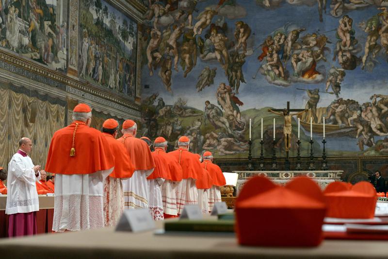 s:71:"Kardinäle ziehen zur Papstwahl in Sixtinische Kapelle ein (Archivbild)";