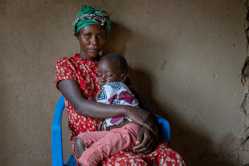 s:97:"Penelope Kyarikunda mit ihrem HIV-infizierten Sohn Sheldon im Dorf Keybanga im westlichen Uganda.";