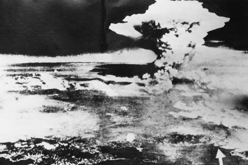 s:54:"Atompilz ueber Hiroshima nach dem Abwurf der Atombombe";