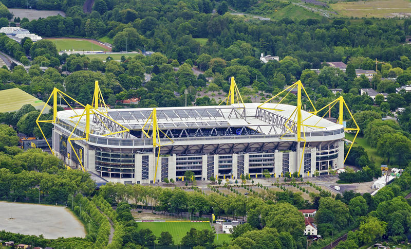 s:103:"Dortmund war mit dem Signal-Iduna-Park ein Austragungsort der Fußball-Europameisterschaft der Männer.";