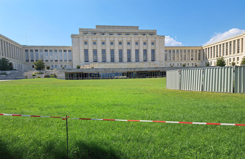 s:111:"Absperrungen wegen Bauarbeiten am Genfer Palais des Nations, dem europäischen Hauptsitz der Vereinten Nationen";