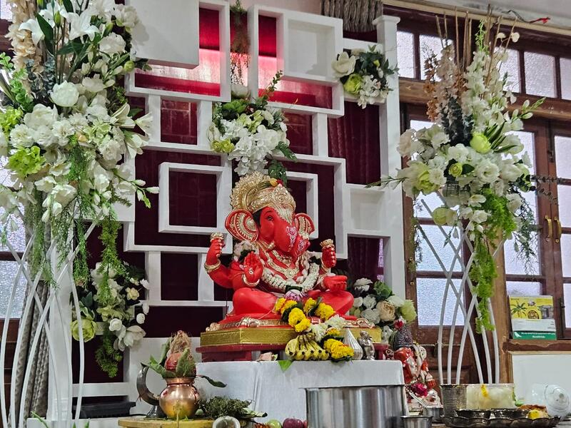 s:49:"Altar mit einer Statue von Gott Ganesha in Mumbai";