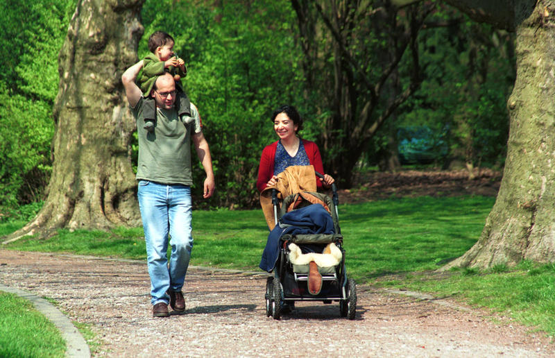 s:36:"Junge Familie bei einem Spaziergang.";