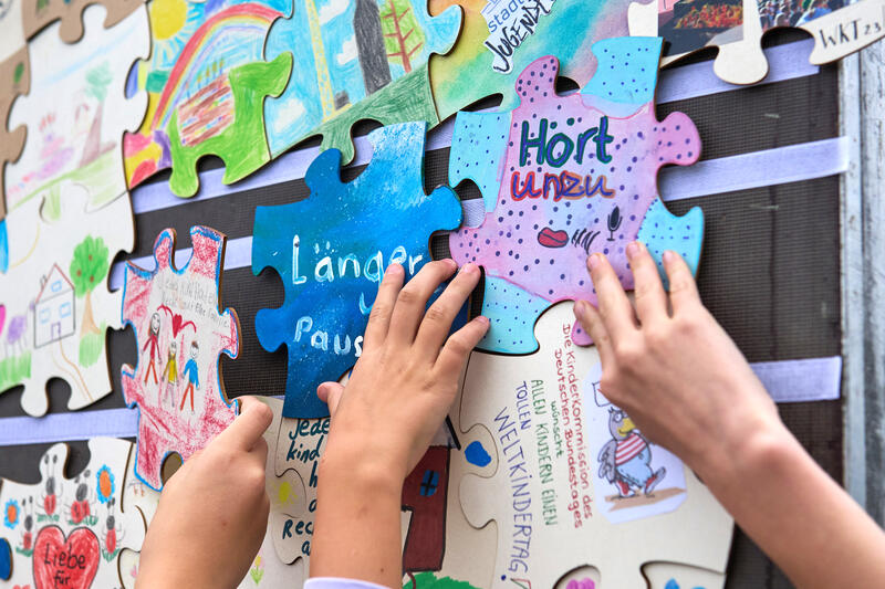 s:77:"Kinderrechte-Puzzle-Aktion zum Weltkindertag 2024 vor dem Bundestag in Berlin";