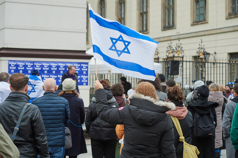 s:60:"Rund 230 Menschen demonstrieren für Solidarität mit Israel";