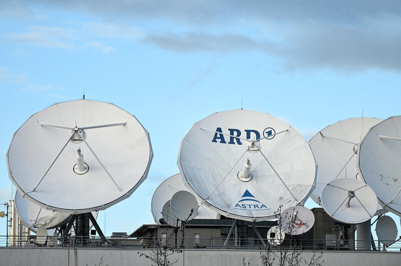 s:83:"Satellitenschüsseln auf dem Gelände des Hessischen Rundfunks in Frankfurt am Main";