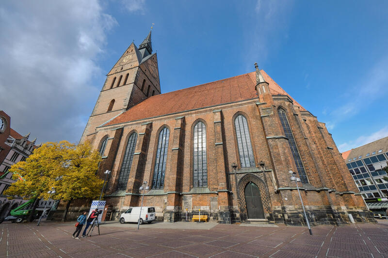 s:61:"Marktkirche Hannover deckt Geburtstagstafel für Wohnungslose";