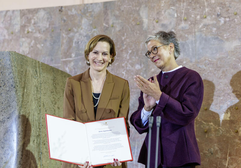 s:66:"Anne Applebaum (l.) und Karin Schmidt-Friderichs vom Börsenverein";