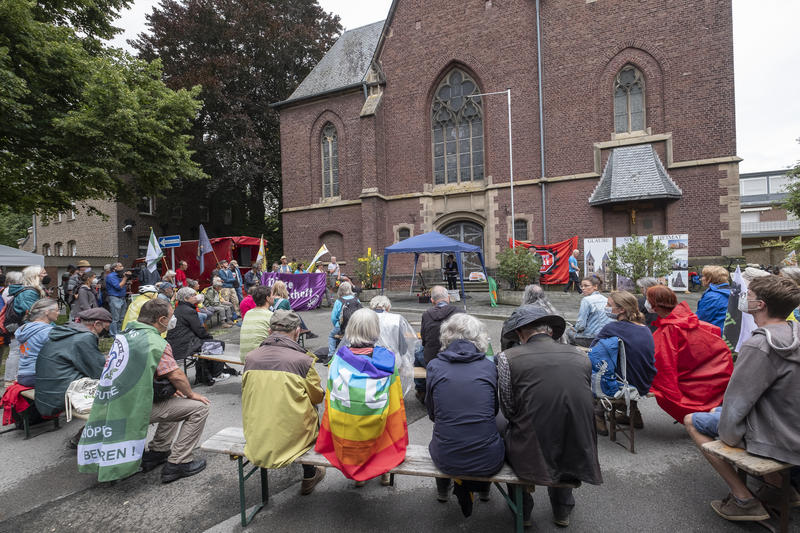 s:72:"Pilgergruppe besucht im Jahr 2021 das vom Abriss bedrohte Dorf Keyenberg";