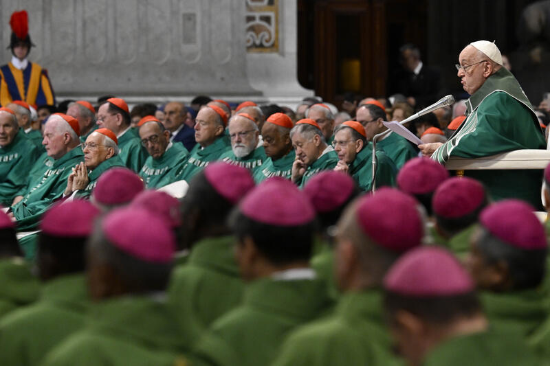 s:67:"Papst Franziskus bei der Abschlussmesse zur Weltsynode im Petersdom";