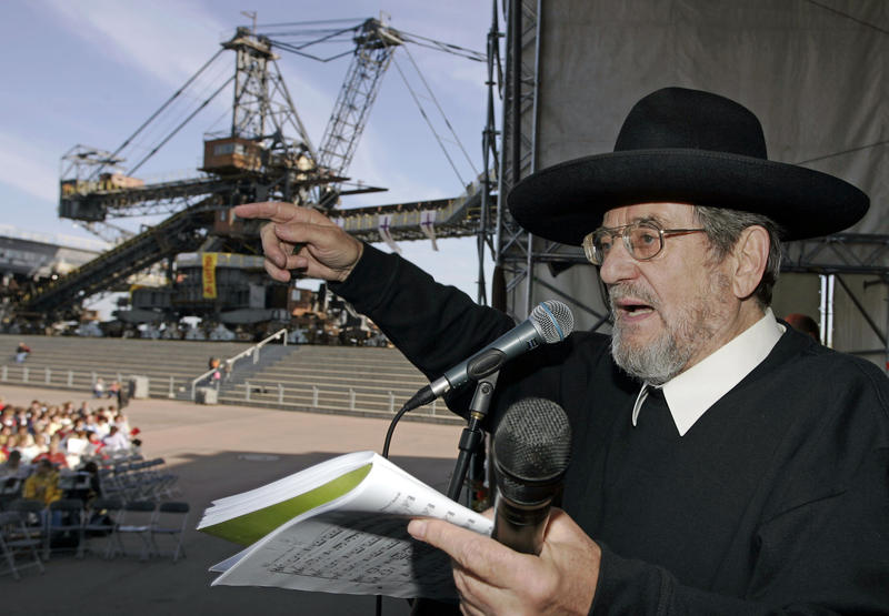 s:179:"Der Düsseldorfer Kirchenmusiker Oskar Gottlieb Blarr dirigiert am 16.09.07 in der Baggerstadt Ferropolis bei Gräfenhainichen (Sachsen-Anhalt) die Kantate "Du meine Seele singe".";