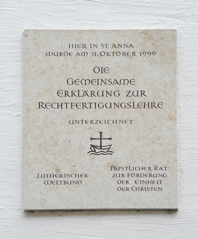 s:136:"Steintafel an der St. Anna-Kirche in Augsburg zur Erinnerung an die Unterzeichnung der "Gemeinsamen Erklärung zur Rechtfertigungslehre"";