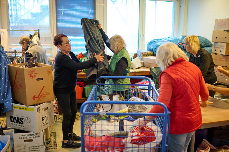 s:48:"Ehrenamtliche Mitarbeiterinnen sortieren Spenden";