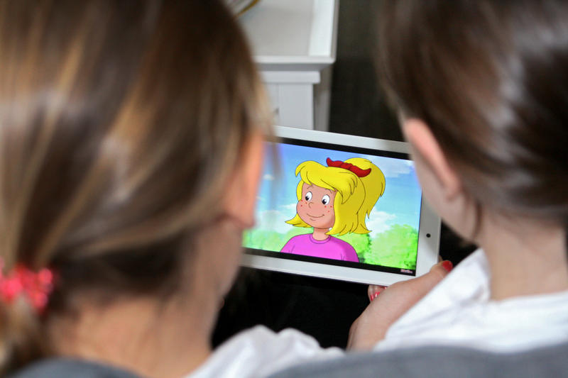 s:17:"Kinder mit Tablet";