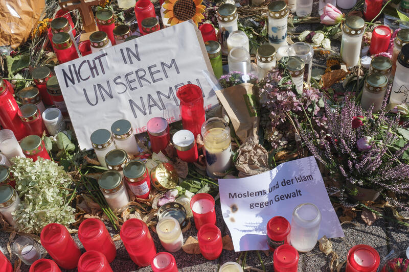 s:90:"Gedenken mit Blumen und Kerzen an die Opfer des Attentats von Solingen an der Stadtkirche.";