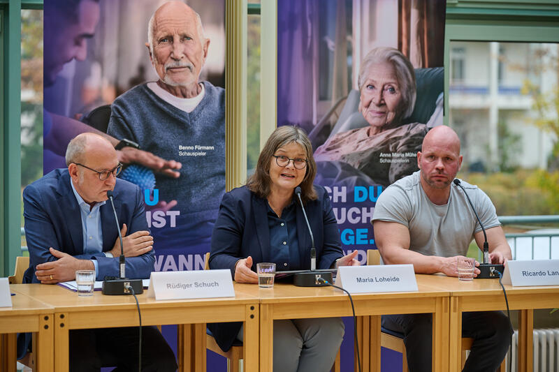 s:59:"Pflege: Diakonie startet in Berlin Kampagne mit Prominenten";