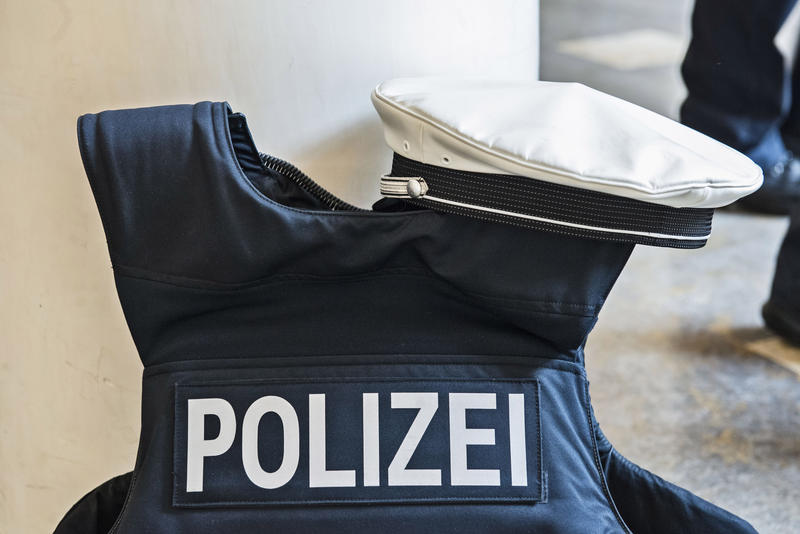 s:23:"Polizeiweste und Mütze";