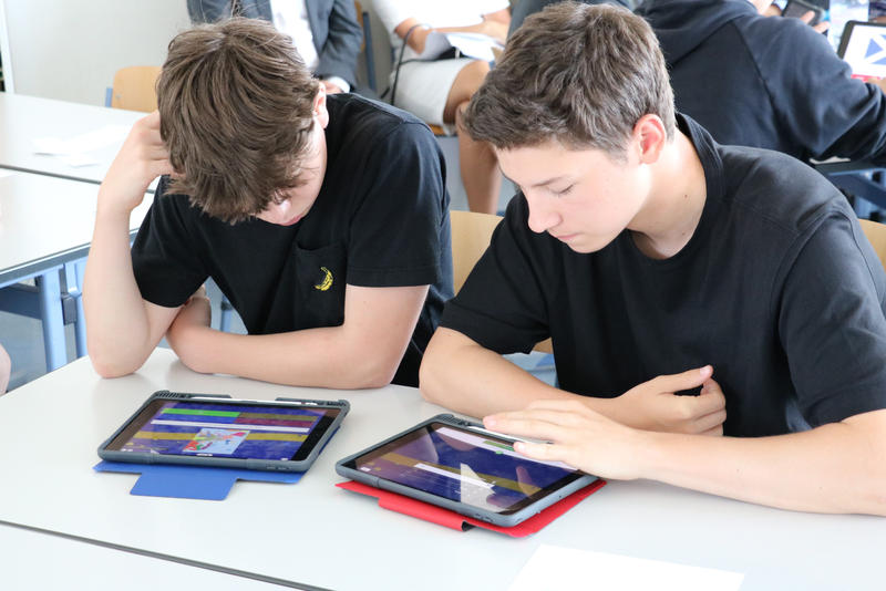 s:28:"Schüler arbeiten an Tablets";