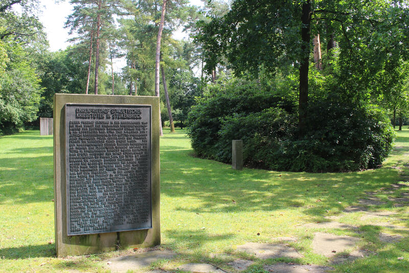 s:138:"Sowjetischer Ehrenfriedhof im ostwestfälischen Stukenbrock-Senne, auf dem ehemalige Kriegsgefangene des Lagers "Stalag 326" begraben sind";