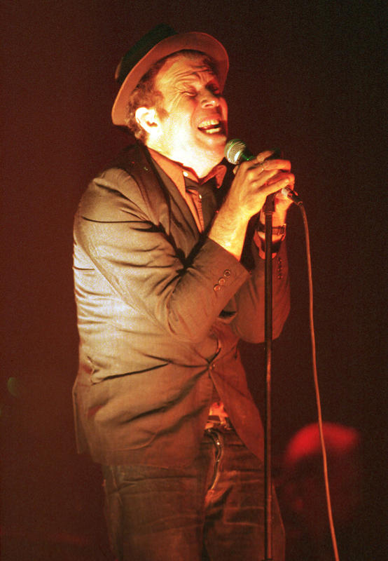 s:52:"Tom Waits im Jahre 1999 bei einem Konzert in Berlin.";