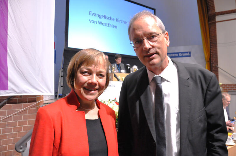 s:127:"Annette Kurschus und der Theologische Vizepräsident der westfälischen Kirche, Ulf Schlüter, während der Synode in Bielefeld";