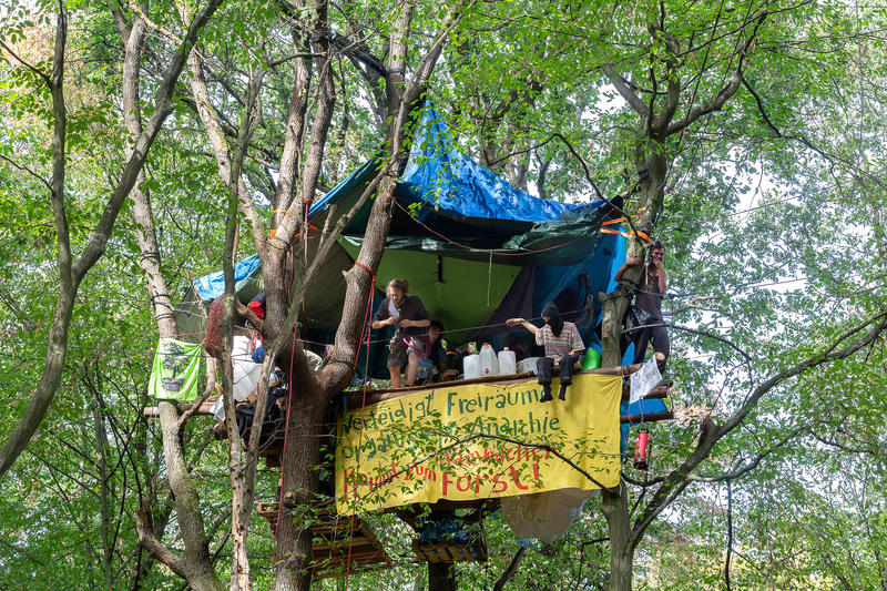 s:68:"Proteste gegen die geplante Rodung des Hambacher Forsts im Jahr 2018";