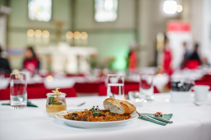 s:64:"Die Gäste der Vesperkirche essen an festlich gedeckten Tischen.";