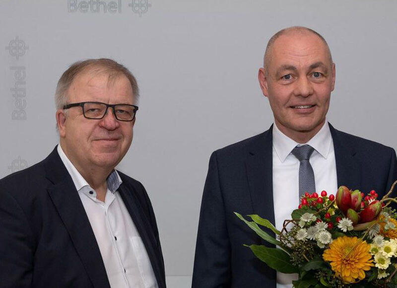 s:72:"Alter und neuer Bethel-Vorstand: Ulrich Pohl (li) und Bartolt Haase (re)";