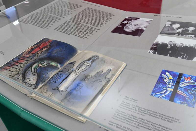 s:68:"Vitrine mit Foto und Druckkunst von Gemälden von Maler Marc Chagall";