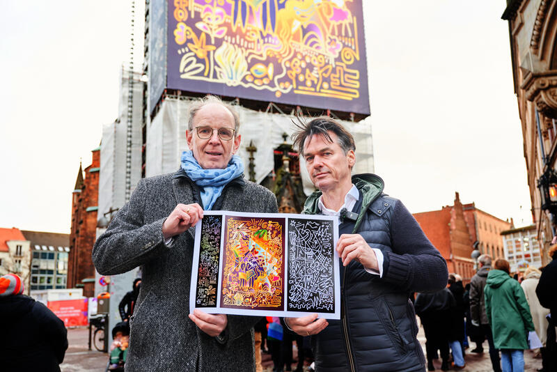 s:54:"Monumentales Triptychon schmueckt Turm der Marktkirche";