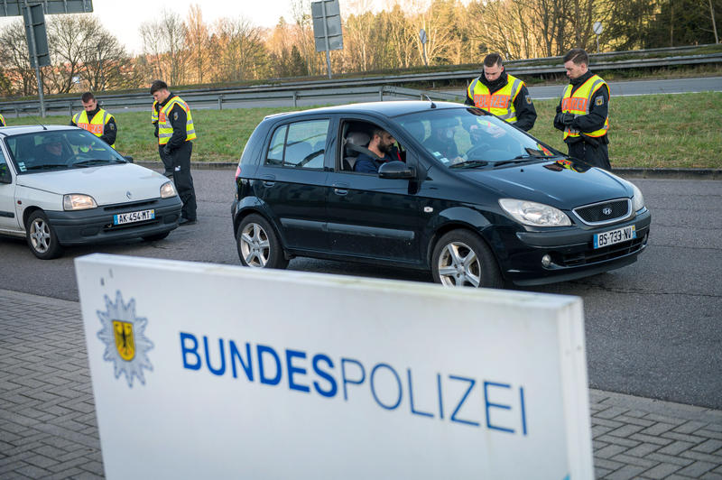 s:49:"Am Grenzübergang Goldene Bremm bei Saarbrücken.";