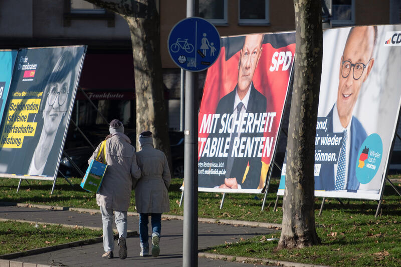 s:46:"Wahlplakate zur Bundestagswahl am 25. Februar.";