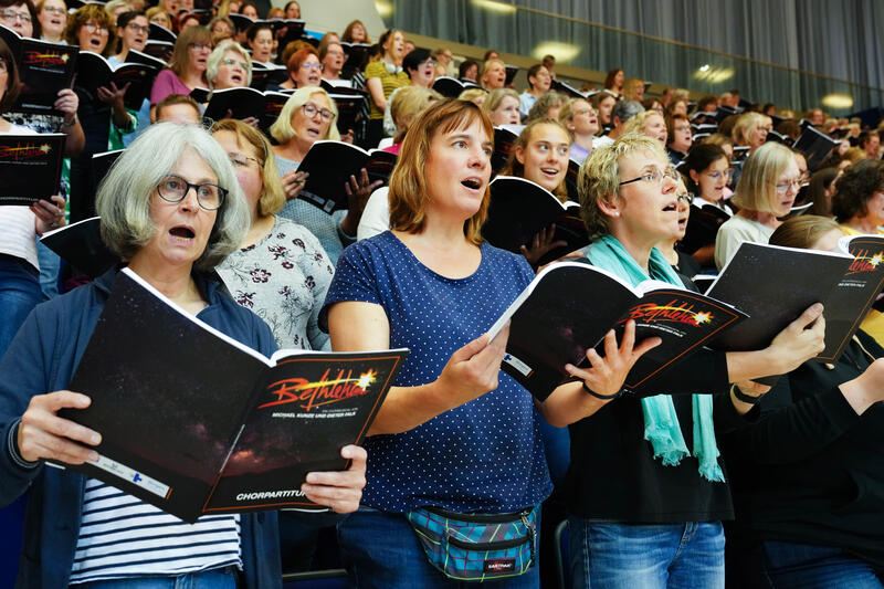 s:83:"Probenauftakt mit 3.000 Chorsängern für Musical "Bethlehem" in Essen im Jahr 2023";