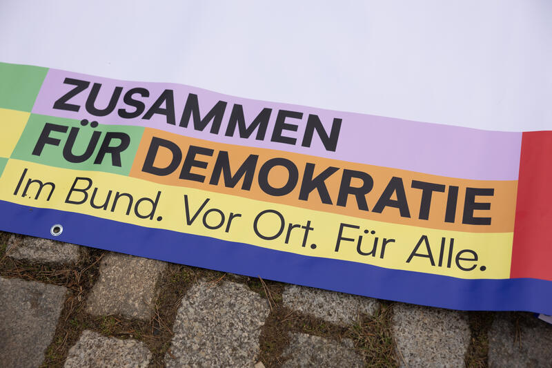 s:55:"Banneraktion des Bündnisses "Zusammen für Demokratie"";