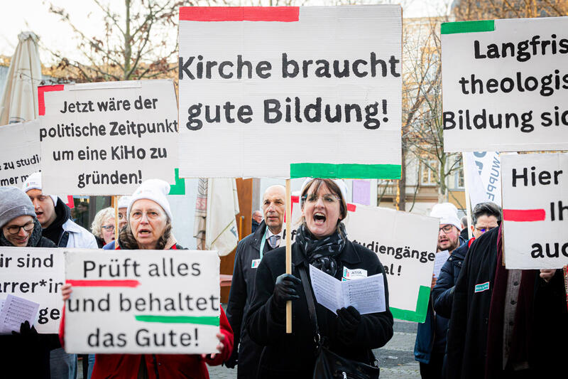 s:207:"Studierende und Lehrende der Kirchlichen Hochschule Wuppertal hatten zu Beginn der rheinischen Landessynode am 2. Februar in Bonn gegen ein Ende des eigenständigen Theologiestudiums an der KiHo protestiert.";