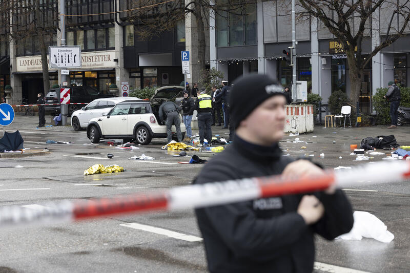 s:35:"Auto rast in München in Verdi-Demo";