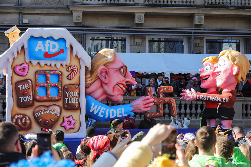 s:30:"Rosenmontagszug in Düsseldorf";