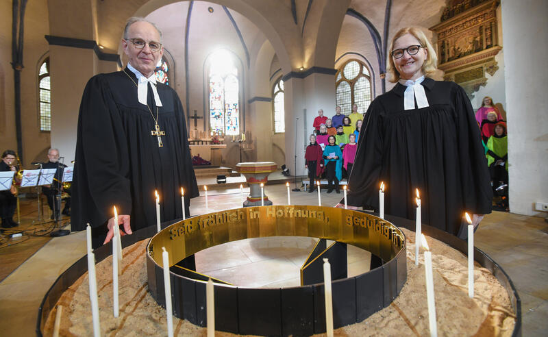 s:86:"Landesbischof Meister und Pastorin Schmid-Waßmuth in der Nienburger Kirche St. Martin";