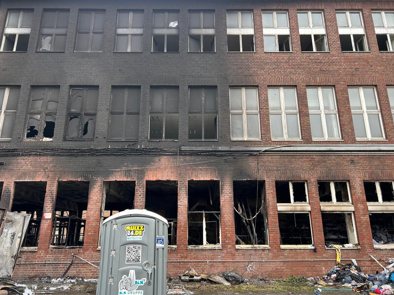 s:92:"Ein Großbrand hatte vor zwei Monaten das Diakonie-Spendenlager im Stadtteil Kalk zerstört.";