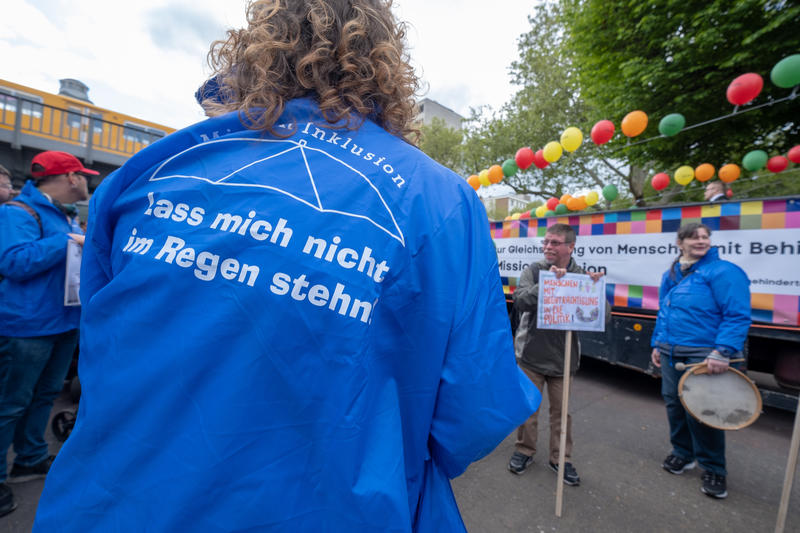 s:67:"Demonstration für die Gleichstellung von Menschen mit Behinderung.";