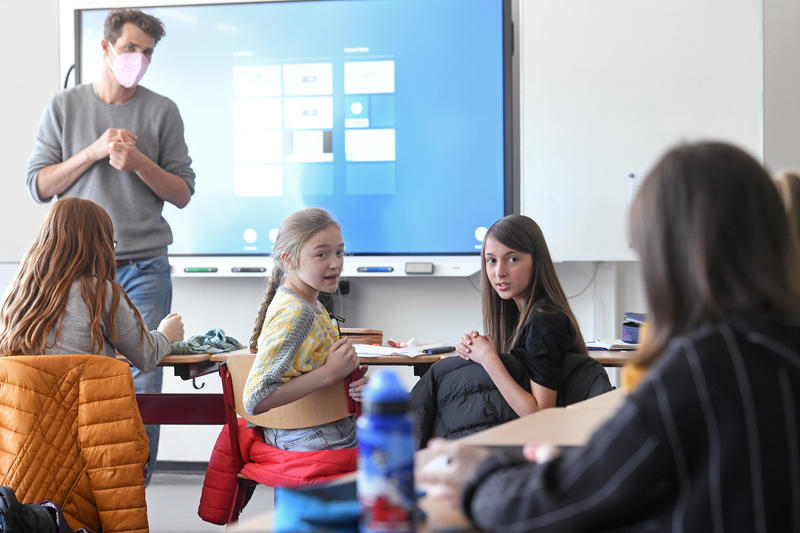 s:107:"Schülerinnen aus der Ukraine mit Lehrer Thorben Trueter in der Klasse 6M am Andreanum Gymnasium Hildesheim";