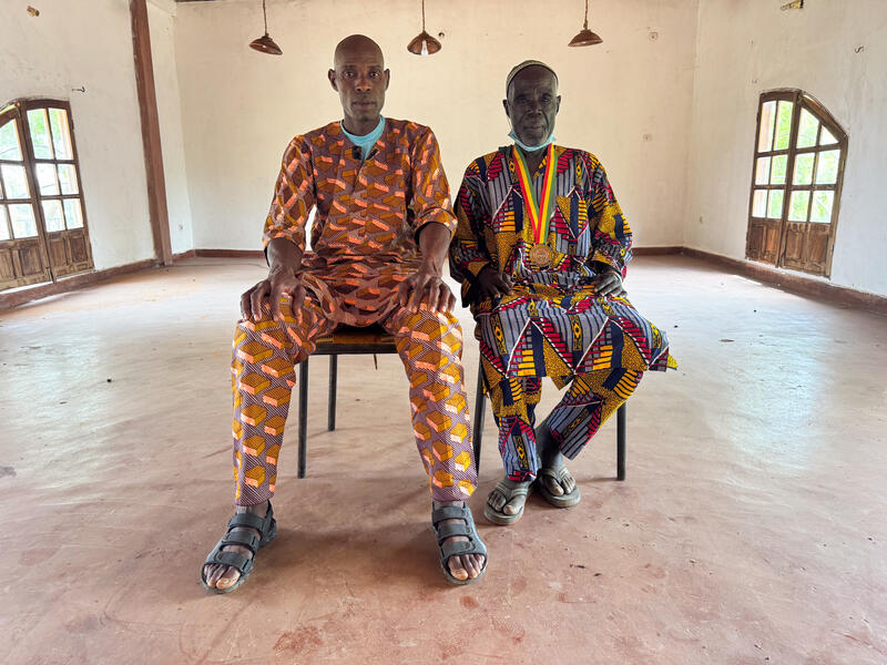 s:69:"Jugendvertreter Mamadou Diarra (l) und Dorfvertreter Drissa Coulibaly";