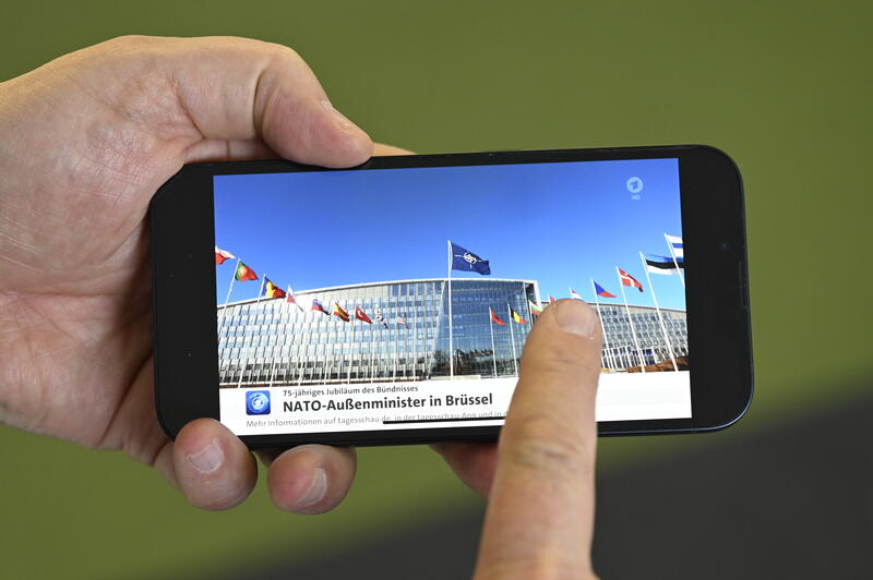 s:37:""Tagesschau"-App auf einem Smartphone";