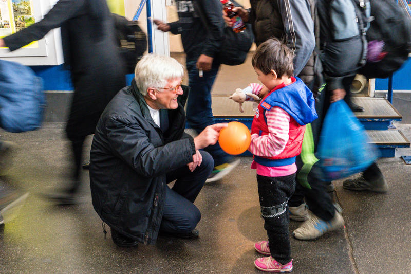 s:68:"Heinrich Bedford-Strohm im September 2015 am Münchner Hauptbahnhof.";